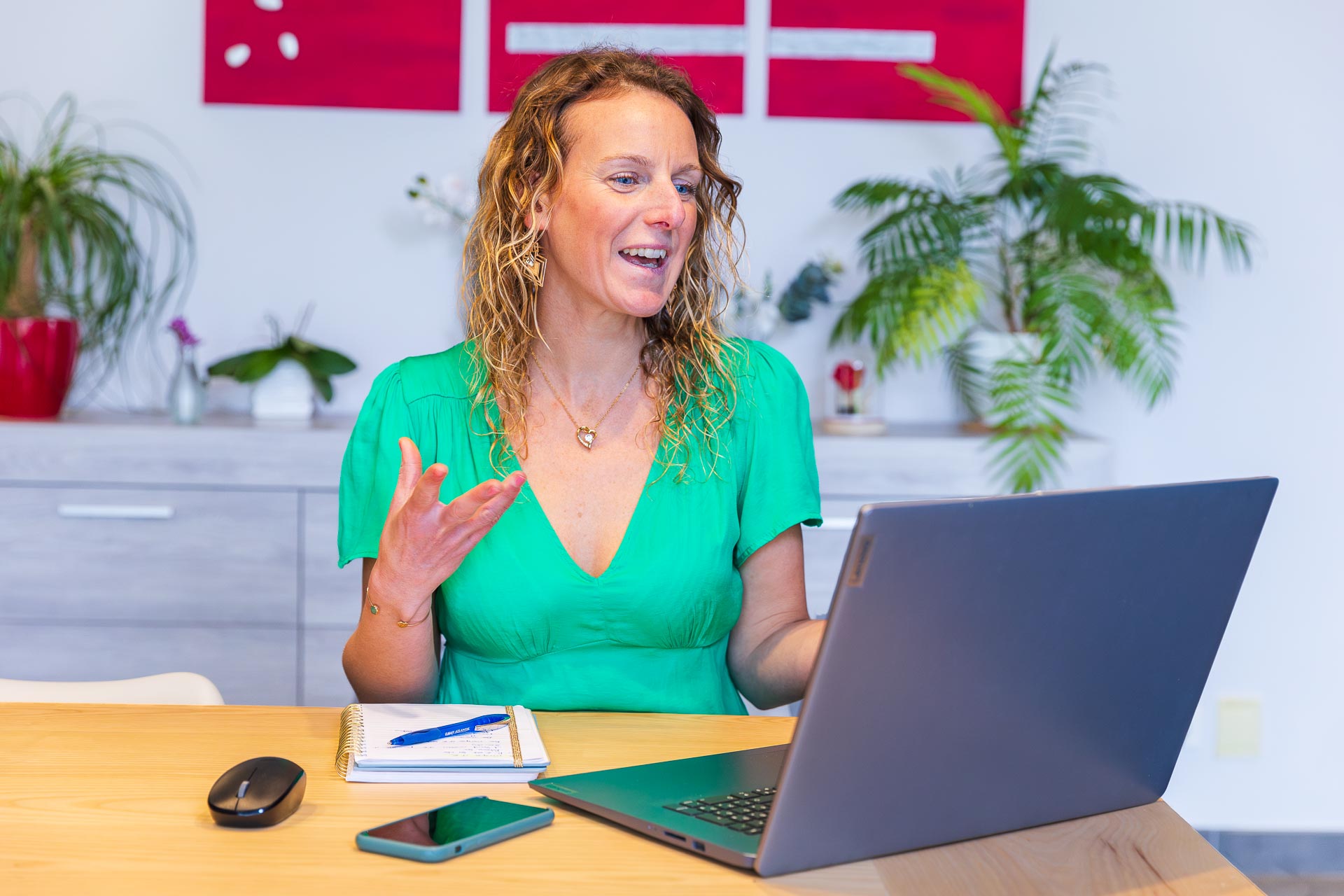 Mélissa Cadou en pleine session de consultation en ligne devant son ordinateur