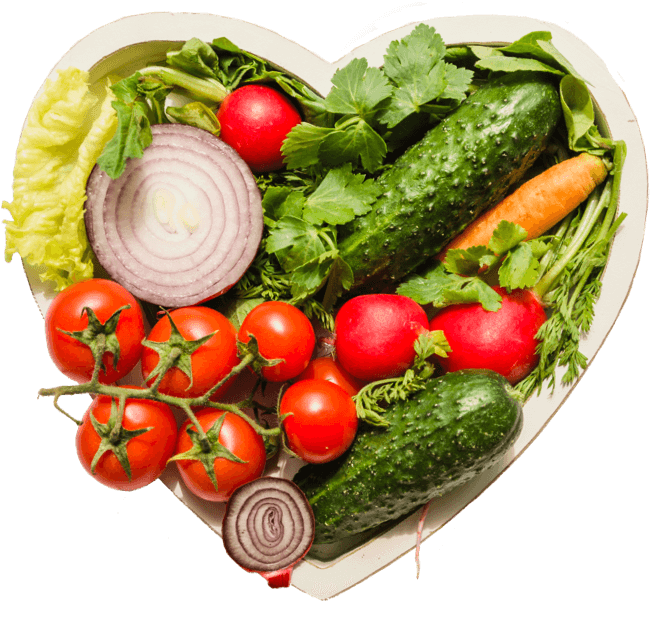 Légumes frais en forme de cœur, incluant tomates, concombre, oignon, et laitue