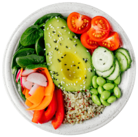 Bol de salade avec avocat, tomates, concombre, épinards, quinoa et autres légumes frais