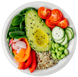 Bol de salade avec avocat, tomates, concombre, épinards, quinoa et autres légumes frais