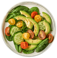 Salade fraîche avec avocat, épinards, concombre, et tomates cerises