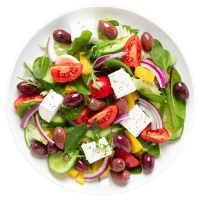 Salade grecque avec tomates, olives, feta, concombre, et oignon rouge