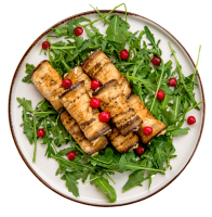 Roulés d'aubergine grillée sur un lit de roquette avec baies rouges